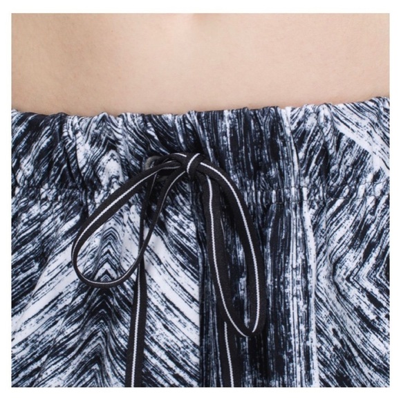 ❤️ LULULEMON Namaskar pants Heat Wave White Black B28 - Picture 6 of 16